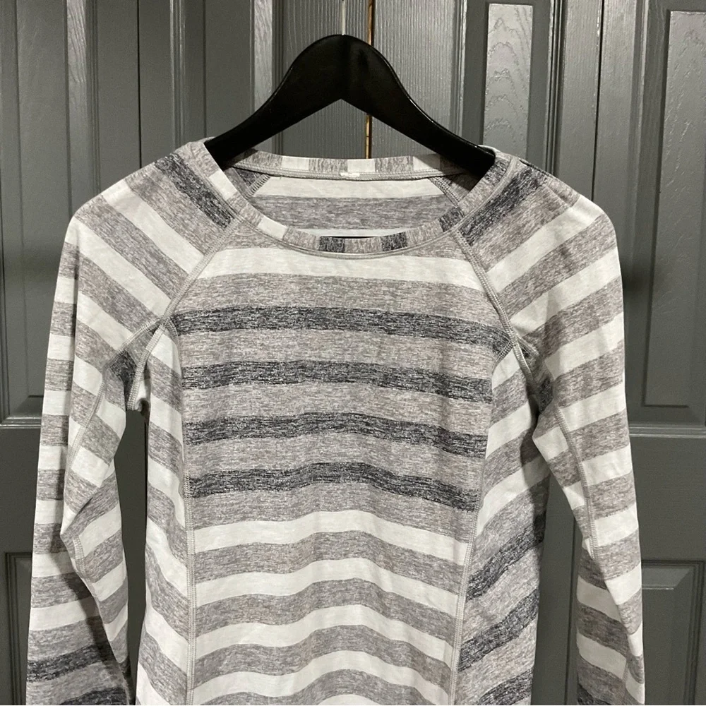 LULULEMON RACE YOUR PACE LONG SLEEVE MARSHMALLOW STRIPE SLATE YOGA DANCE EUC 6 - Picture 2 of 11